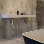 Dubbele badkamer met natuursteen in Hilversum