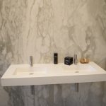 Dubbele badkamer met natuursteen in Hilversum