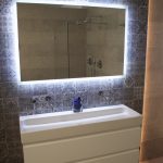 Badkamer met verlicht mozaïek muur in Utrecht